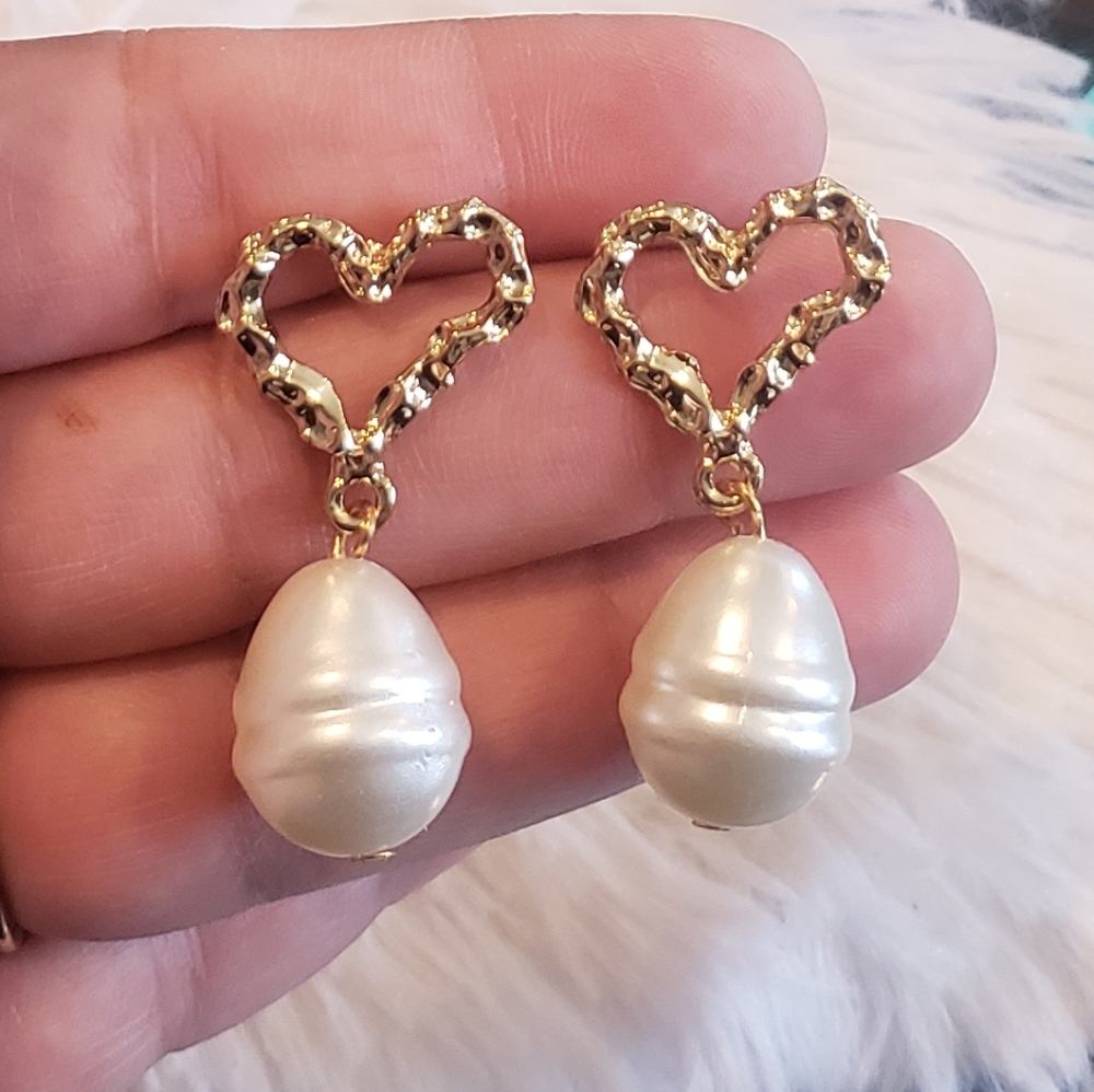 Sparkling Pearl Heart Earrings - Picture 1 of 2